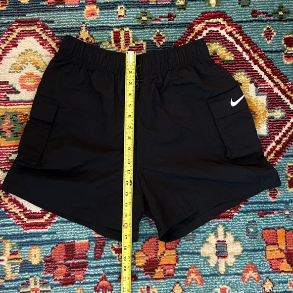 Nike Sportswear Essential
Women's Woven High-Rise Shorts - Picture 4 of 6